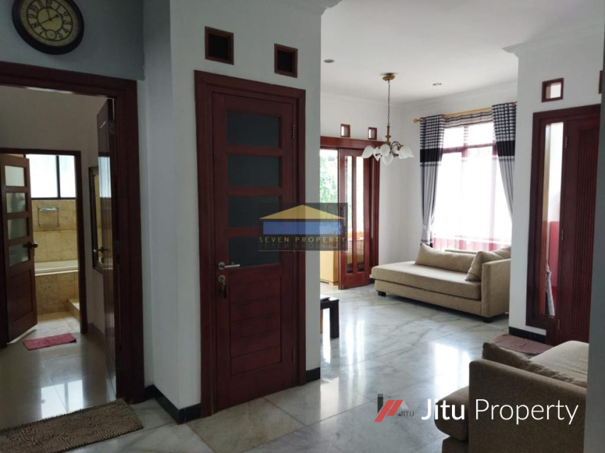 Dijual Rumah Hook Full Renovasi Semi Furnished di Bukit Golf Riverside