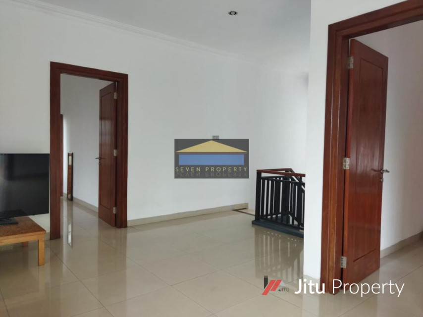 Dijual Rumah Hook Full Renovasi Semi Furnished di Bukit Golf Riverside