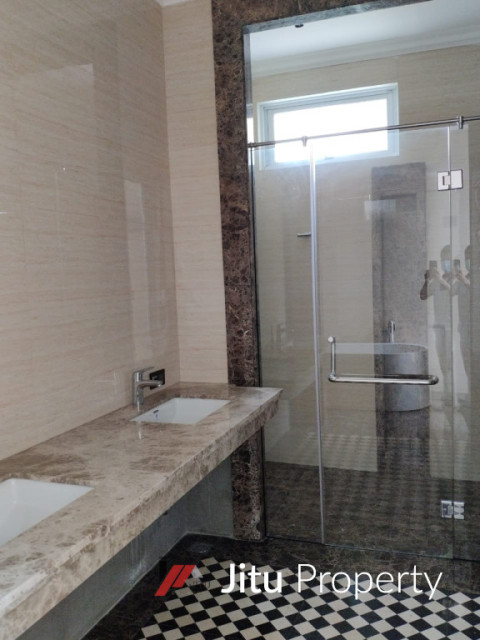 Dijual Rumah Graha Famili Surabaya Baru Semi Furnished Siap Huni