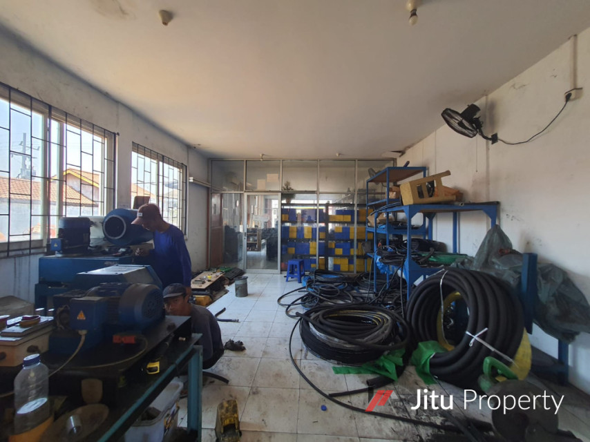 Dijual Tanah dan Bangunan Komersial SHM Raya Carat Gempol Pasuruan.