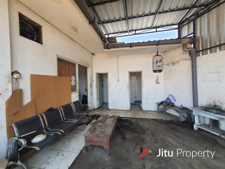 Dijual Tanah dan Bangunan Komersial SHM Raya Carat Gempol Pasuruan.