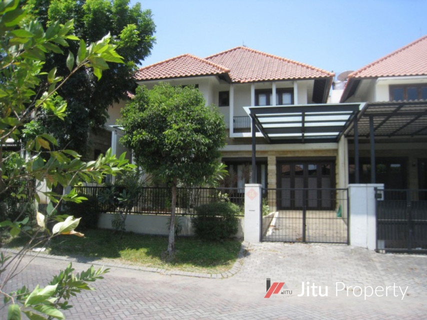 Dijual Rumah Siap Huni Lokasi Prestisius di Graha Famili, Surabaya