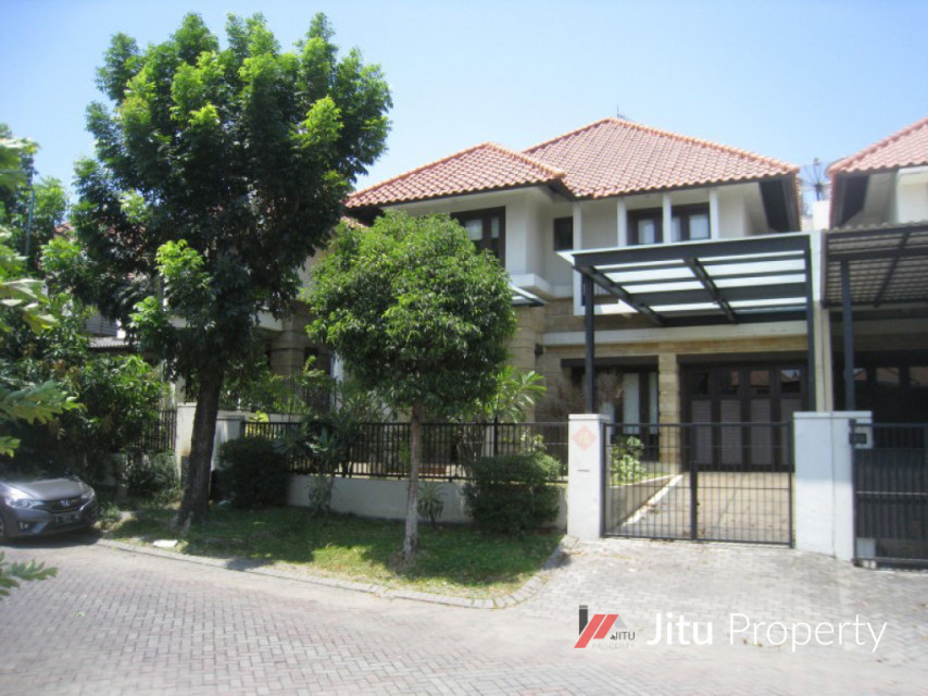Dijual Rumah Siap Huni Lokasi Prestisius di Graha Famili, Surabaya
