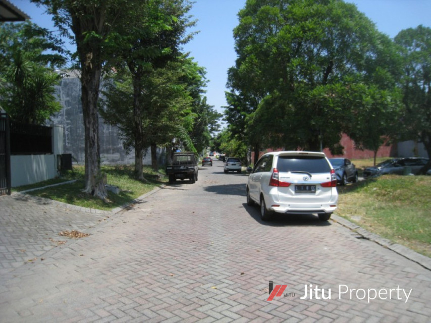 Dijual Rumah Siap Huni Lokasi Prestisius di Graha Famili, Surabaya