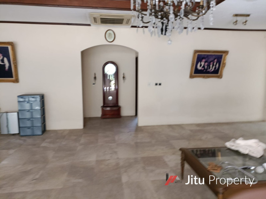 Dijual Rumah Tua Lokasinya Sangat Bagus Kawasan Ciputra Hotel 