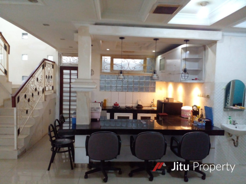 Dijual Rumah strategis 3 Lt. di Bogor Luas bangunan 633 Meter