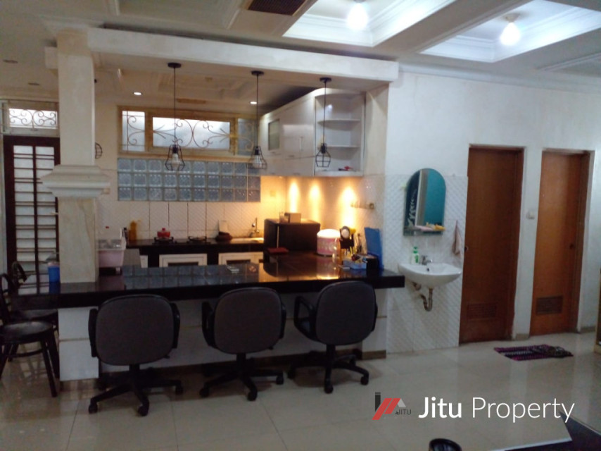 Dijual Rumah strategis 3 Lt. di Bogor Luas bangunan 633 Meter