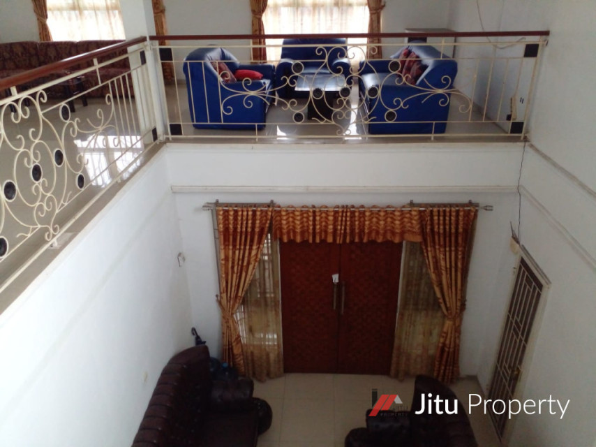 Dijual Rumah strategis 3 Lt. di Bogor Luas bangunan 633 Meter