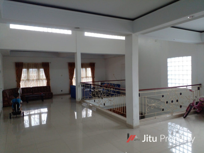 Dijual Rumah strategis 3 Lt. di Bogor Luas bangunan 633 Meter