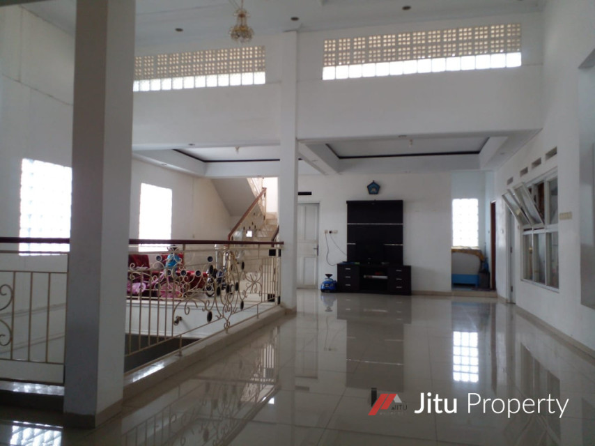 Dijual Rumah strategis 3 Lt. di Bogor Luas bangunan 633 Meter