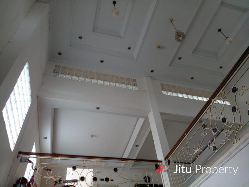 Dijual Rumah strategis 3 Lt. di Bogor Luas bangunan 633 Meter