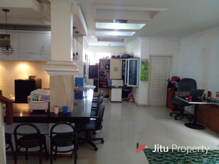 Dijual Rumah strategis 3 Lt. di Bogor Luas bangunan 633 Meter