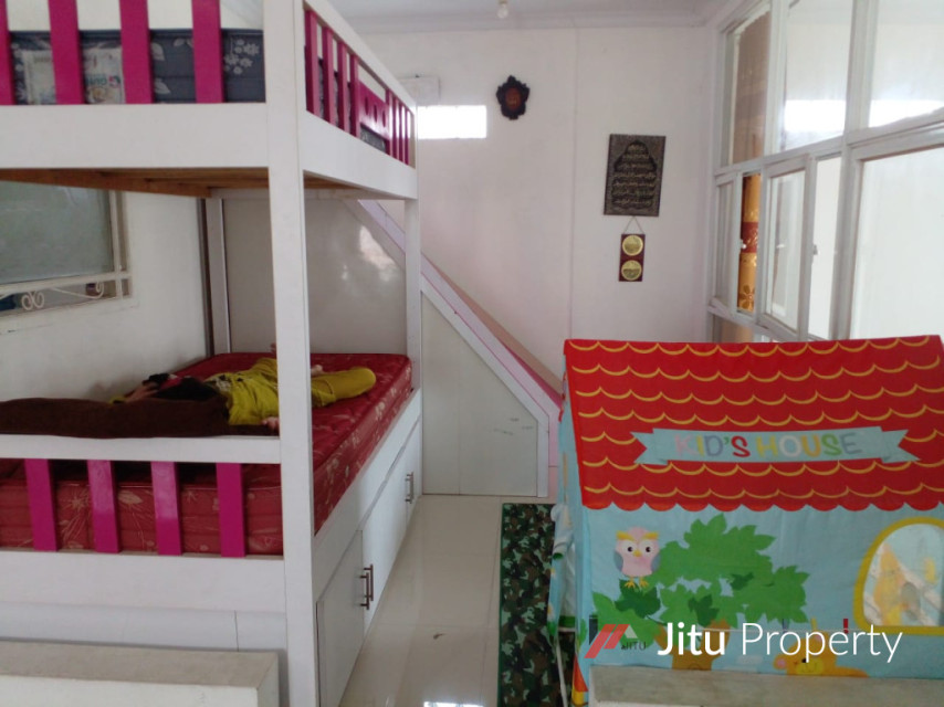 Dijual Rumah strategis 3 Lt. di Bogor Luas bangunan 633 Meter