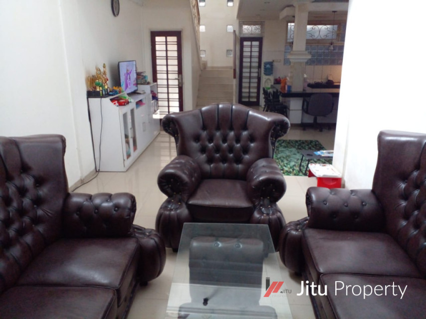 Dijual Rumah strategis 3 Lt. di Bogor Luas bangunan 633 Meter
