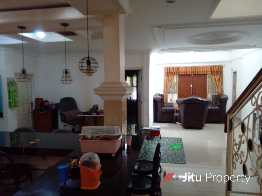 Dijual Rumah strategis 3 Lt. di Bogor Luas bangunan 633 Meter