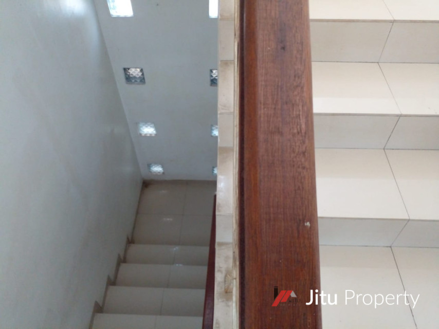 Dijual Rumah strategis 3 Lt. di Bogor Luas bangunan 633 Meter