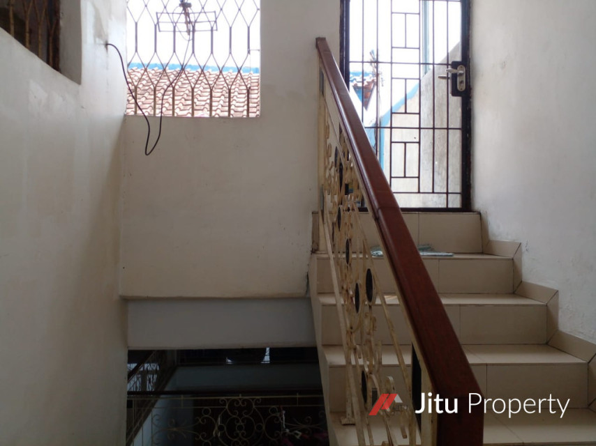 Dijual Rumah strategis 3 Lt. di Bogor Luas bangunan 633 Meter