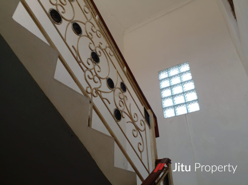 Dijual Rumah strategis 3 Lt. di Bogor Luas bangunan 633 Meter