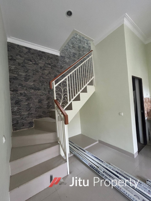 Dijual Rumah 2 Lantai Plus Rooftop Full Dak Piranha Atas Suhat  