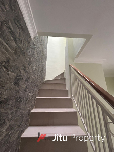 Dijual Rumah 2 Lantai Plus Rooftop Full Dak Piranha Atas Suhat  