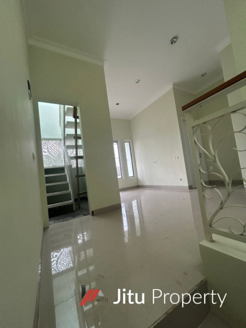 Dijual Rumah 2 Lantai Plus Rooftop Full Dak Piranha Atas Suhat  