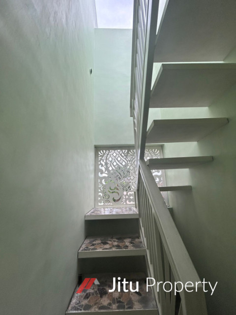 Dijual Rumah 2 Lantai Plus Rooftop Full Dak Piranha Atas Suhat  