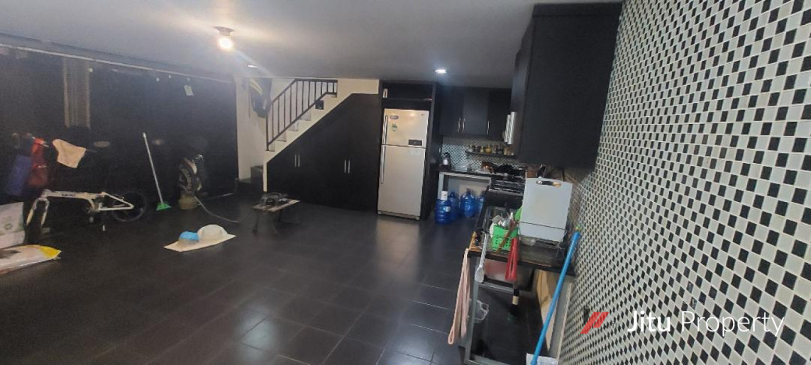 Rumah Minimalis Modern Raffles Hills Area Komplek Perumahan. Cibubur