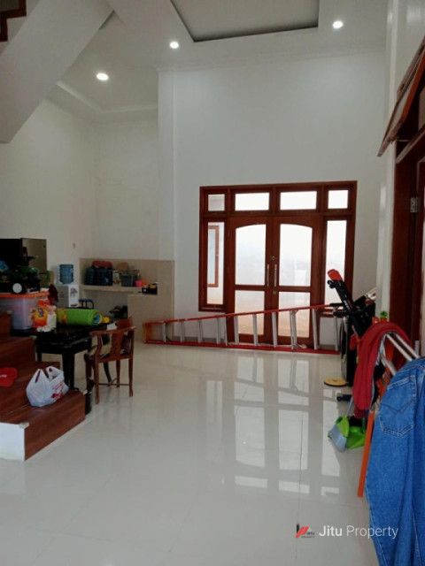 Dijual Rumah Mewah Indah, Furnished Berkualitas, Tergolong Baru