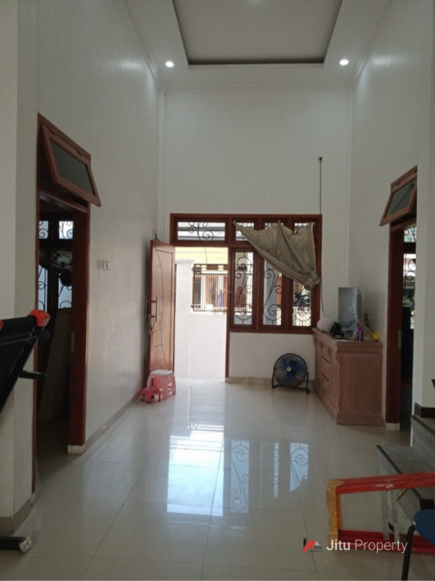 Dijual Rumah Mewah Indah, Furnished Berkualitas, Tergolong Baru