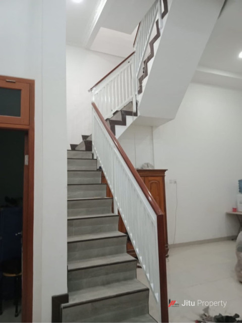 Dijual Rumah Mewah Indah, Furnished Berkualitas, Tergolong Baru