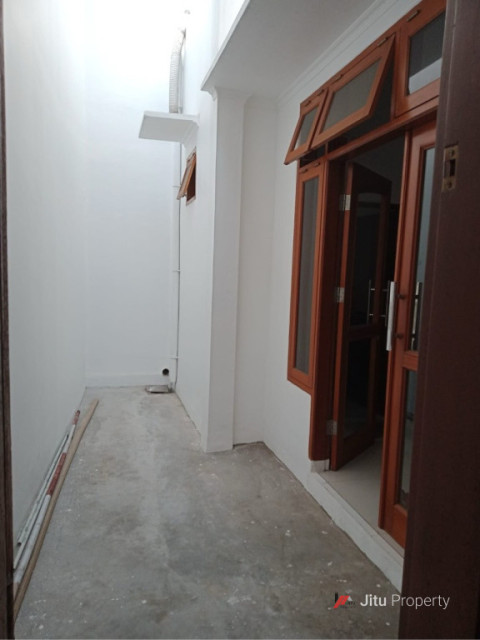 Dijual Rumah Mewah Indah, Furnished Berkualitas, Tergolong Baru