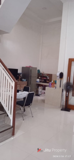 Dijual Rumah Mewah Indah, Furnished Berkualitas, Tergolong Baru