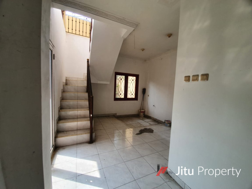 Dijual Cepat Bawah NJOP Rumah 2Lt dalam Komplek Raffles Hills Depok