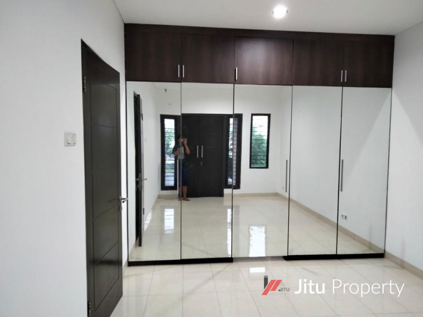 Dijual Cepat Rumah 2Lt Dalam Komplek Perumahan Raffles Hills Depok