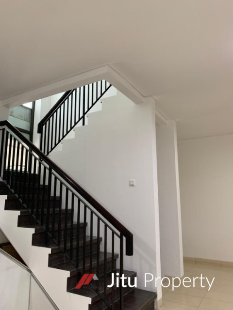 Dijual Cepat Rumah 2Lt Dalam Komplek Perumahan Raffles Hills Depok