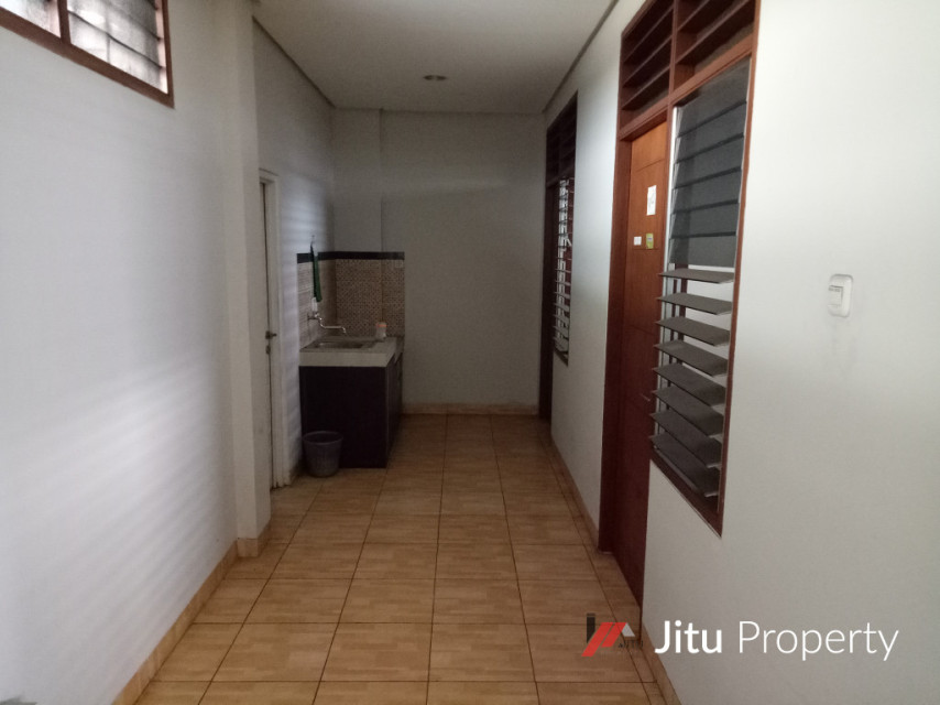 Murah Dijual Gedung Showroom Mobil dan Bengkel di Pancoran Mas Depok