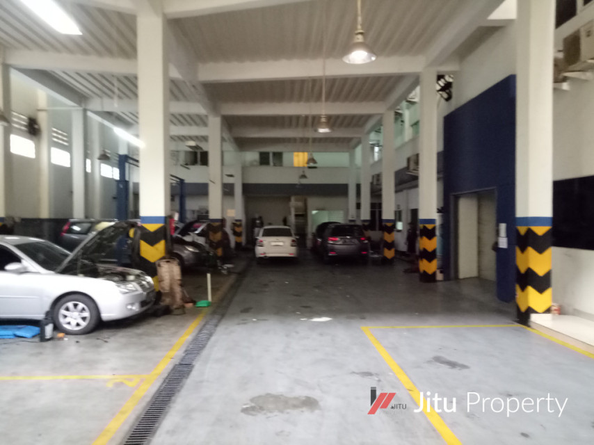 Murah Dijual Gedung Showroom Mobil dan Bengkel di Pancoran Mas Depok