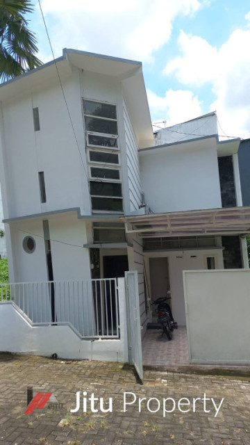 Dijual Rumah 2 Lantai Lokasi Strategis di Dieng Tengah Kota Malang