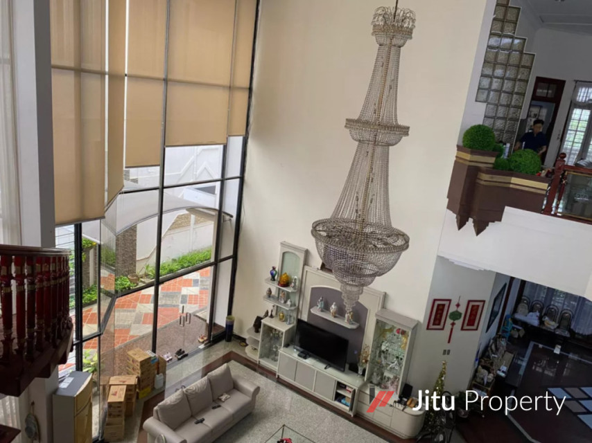 Rumah Mewah 2,5 Lantai Strategis Jl Cempaka Pusat Kota Surabaya