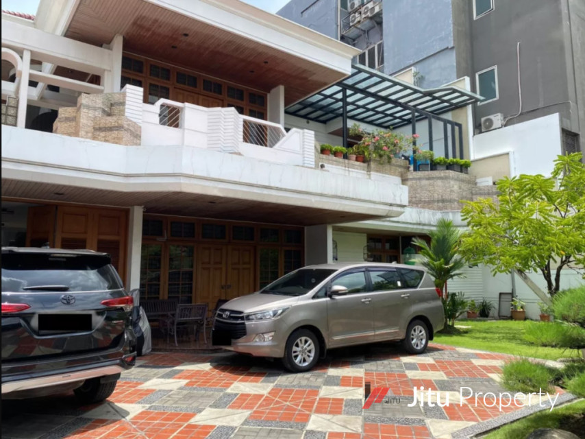 Rumah Mewah 2,5 Lantai Strategis Jl Cempaka Pusat Kota Surabaya