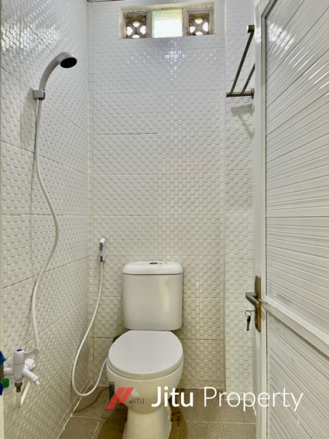 Dijual kost 40 kamar + 3 kios daerah Depok baru Renovasi 