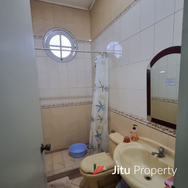 Rumah Hoek 3 Lantai di Villa Gading Indah, Kelapa Gading