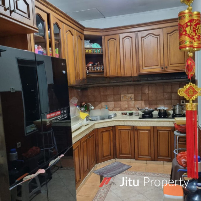 Rumah Hoek 3 Lantai di Villa Gading Indah, Kelapa Gading