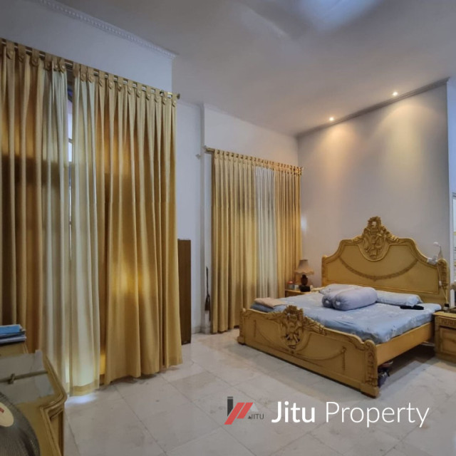 Rumah Hoek 3 Lantai di Villa Gading Indah, Kelapa Gading