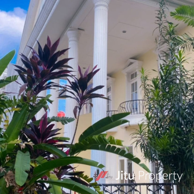 Diswakan Rumah Mewah Klasik Dengan Kolam Renang Siap Pakai 