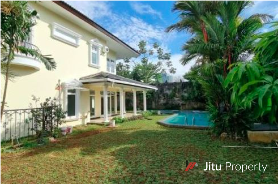 Diswakan Rumah Mewah Klasik Dengan Kolam Renang Siap Pakai 