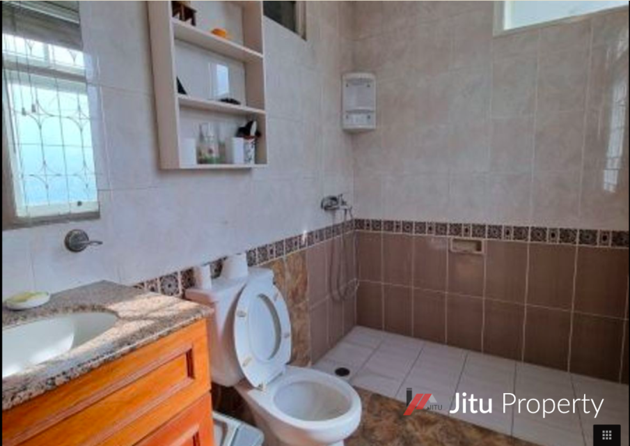 Diswakan Rumah Mewah Klasik Dengan Kolam Renang Siap Pakai 