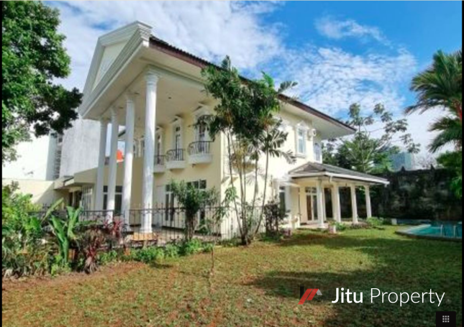 Diswakan Rumah Mewah Klasik Dengan Kolam Renang Siap Pakai 