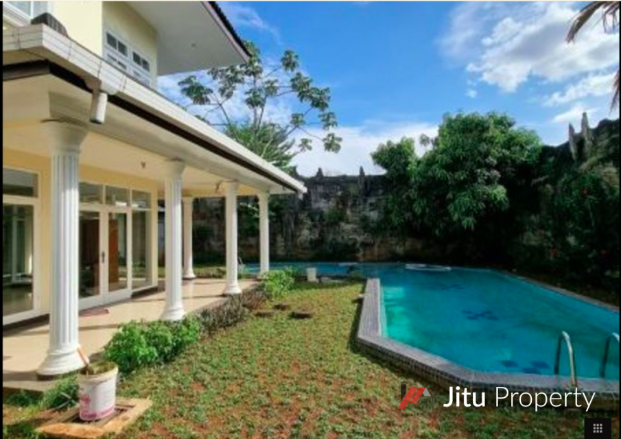 Diswakan Rumah Mewah Klasik Dengan Kolam Renang Siap Pakai 