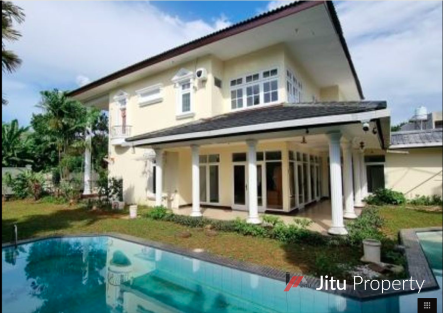 Diswakan Rumah Mewah Klasik Dengan Kolam Renang Siap Pakai 